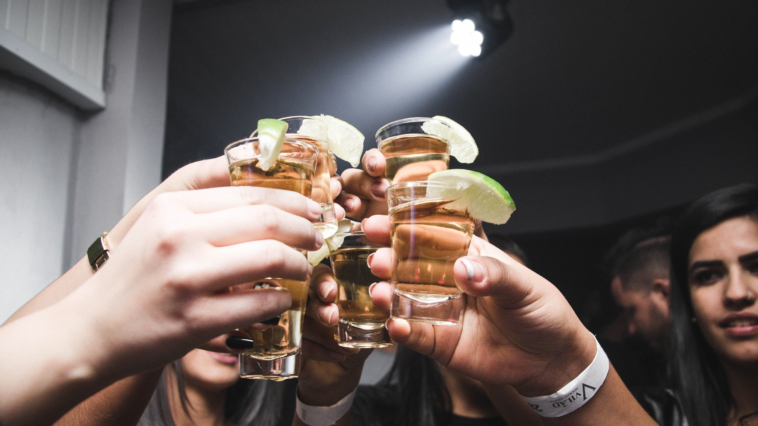 Berlin Night PubCrawl: 4 Locations, Welcome Shots + Clubeintritt – 1/1