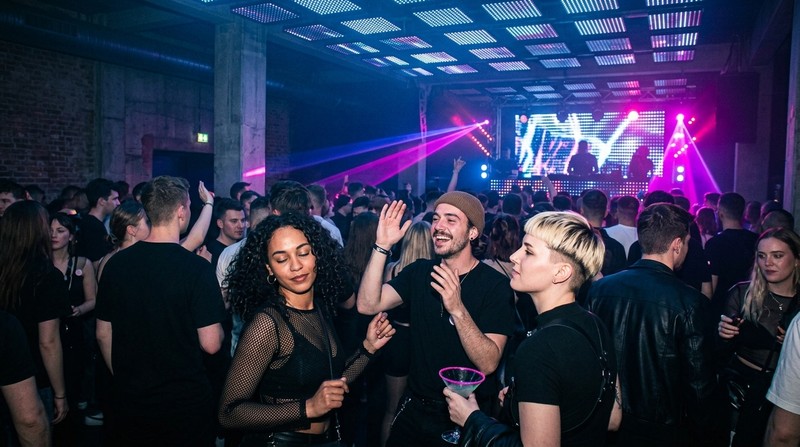 Berlin Kneipentour mit Shots, Spielen und 2x VIP Club Eintritt